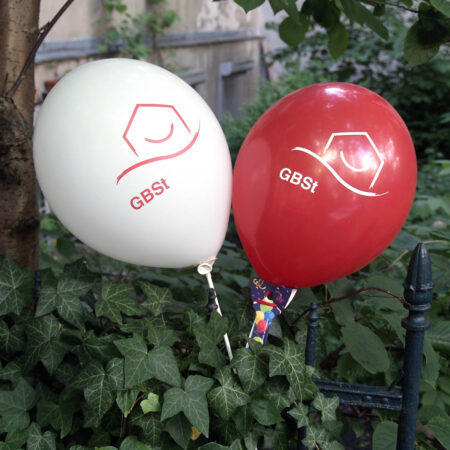Naturlatexballons in rot und weiß. 30 cm Durchmesser und 35 cm Höhe. Vorder- und Rückseitendruck.