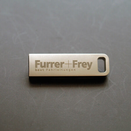 USB-Stick aus Metall mit Lasergravur und praktischer Öse.