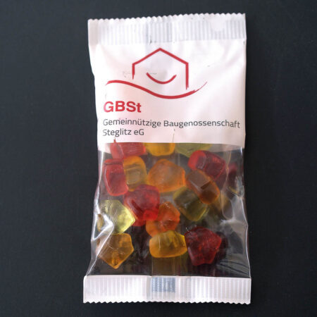 Fruchtgummi in Form eines Hauses in kompostierbarer Folie.