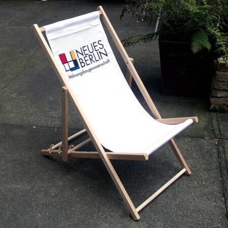 Liegestuhl (auch Deckchair) mit individuellem Aufdruck und Holzrahmen. Fertigung in kleiner Auflage. 