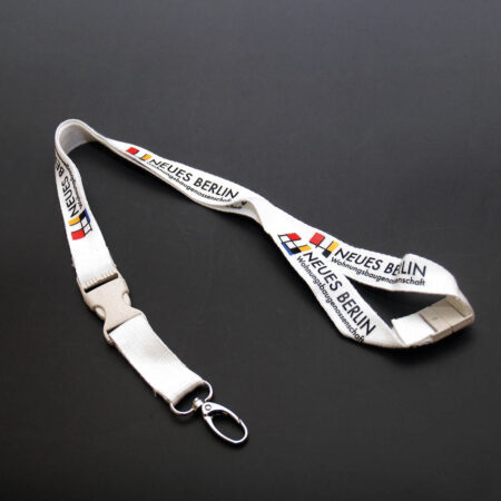 Lanyard (Umhängeband) aus Biobaumwolle mit Verschlüssen aus Weizenfaserplastik, Karabinerhaken und Panikverschluss.